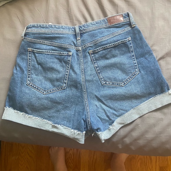 HOLLISTER CURVY DENIM MOM SHORTS - Picture 2 of 4